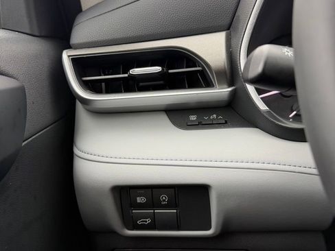 Used 2023 Toyota Highlander XLE image 22