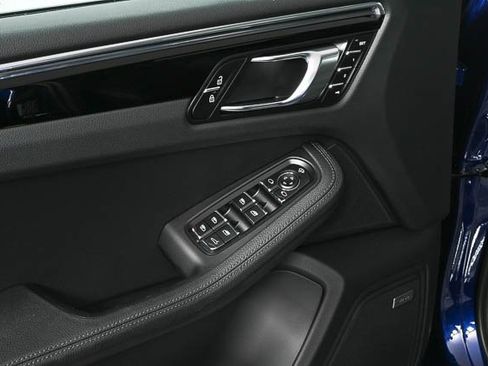 Certified 2025 Porsche Macan image 6