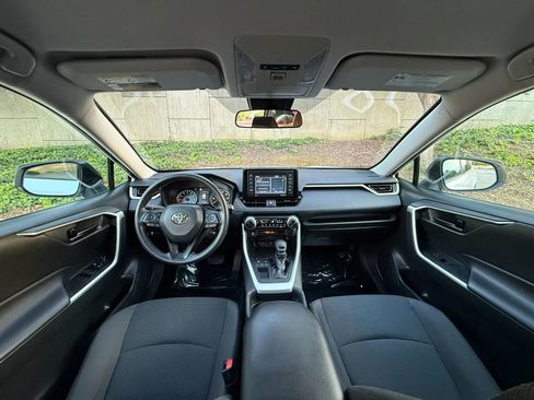 Used 2021 Toyota RAV4 LE image 19