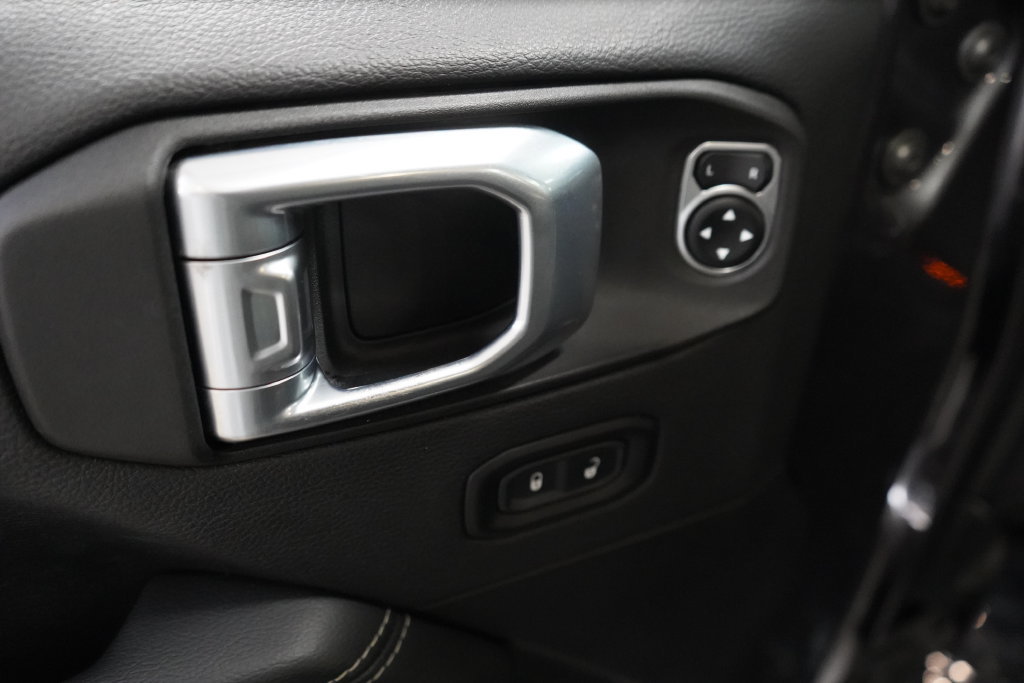 Used 2022 Jeep Wrangler Unlimited Sahara AWD/4WD image 33