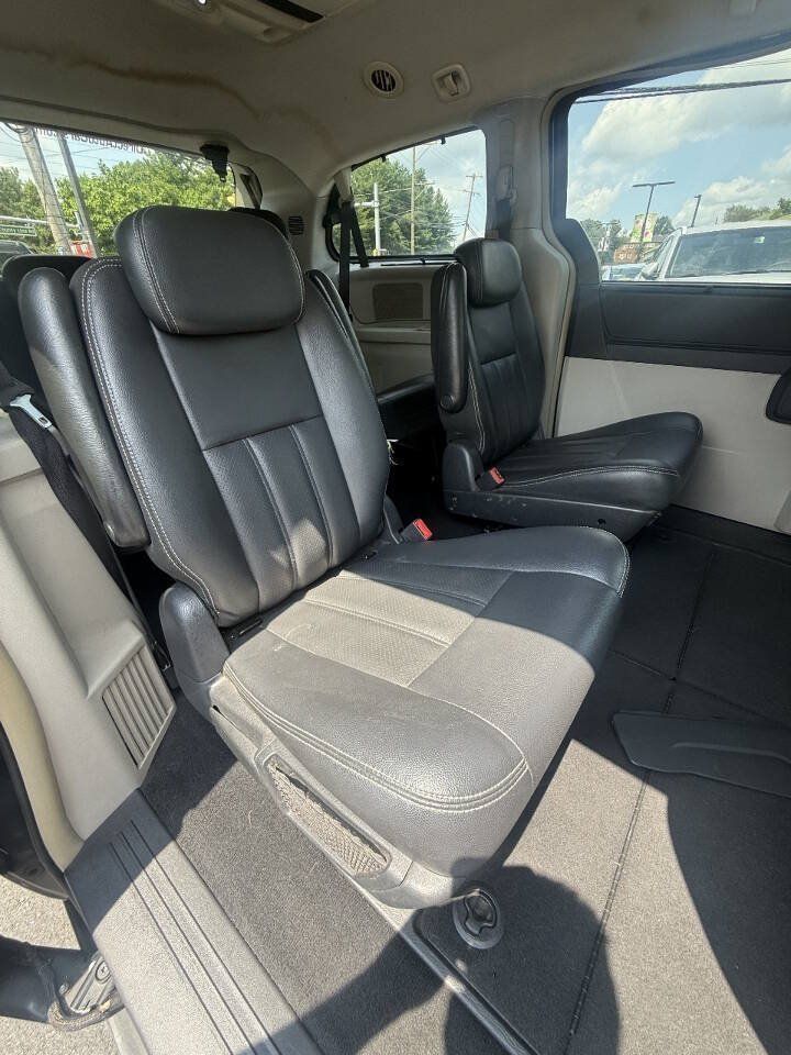 Used 2010 Chrysler Town & Country Touring Plus FWD image 16