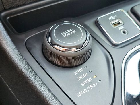 Used 2020 Jeep Cherokee Limited AWD/4WD image 27
