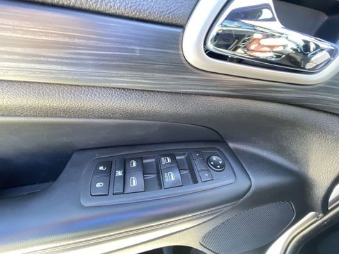Used 2020 Jeep Grand Cherokee Altitude AWD/4WD image 13