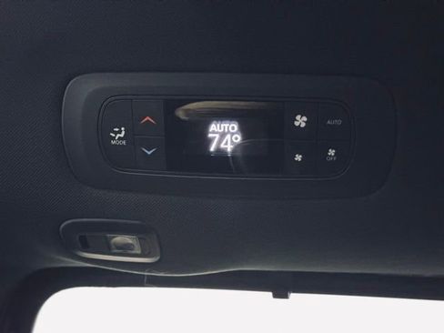 Certified 2025 Chrysler Pacifica Limited image 28