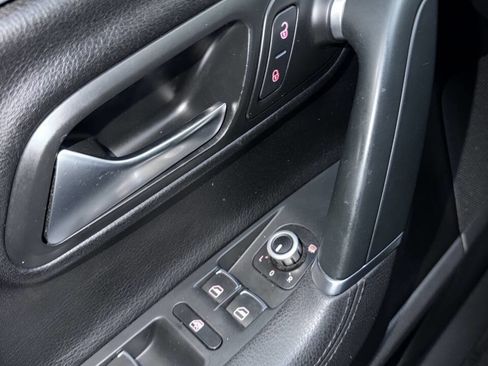 Used 2010 Volkswagen CC Luxury image 24