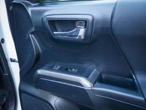 Used 2018 Toyota Tacoma TRD Off-Road w/ Technology Package image 26