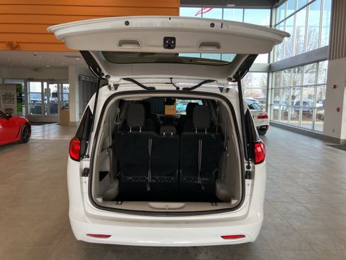 Used 2024 Chrysler Voyager LX image 28
