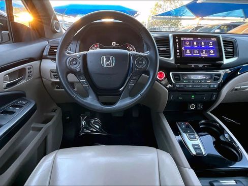 Used 2018 Honda Pilot Touring image 5