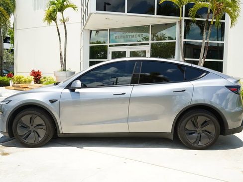 Used 2026 Tesla Model Y AWD image 9