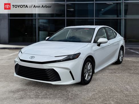 Used 2025 Toyota Camry LE image 7