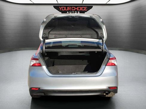 Used 2018 Toyota Camry LE image 9