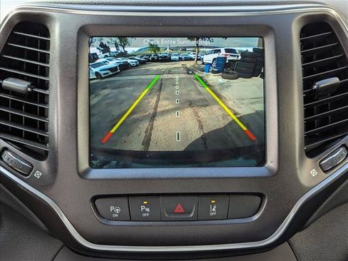 Used 2019 Jeep Cherokee Trailhawk AWD/4WD image 14