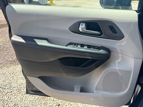 Used 2025 Chrysler Pacifica Select FWD image 14