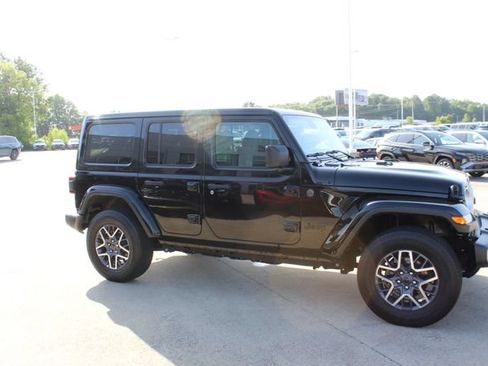 Used 2025 Jeep Wrangler Unlimited Sahara AWD/4WD image 10