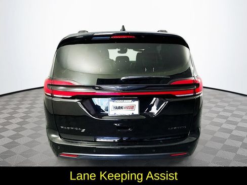 Used 2025 Chrysler Pacifica Limited FWD image 9
