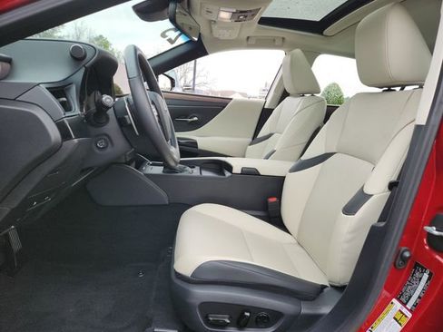 Certified 2025 Lexus ES 300h w/ Premium Package image 9