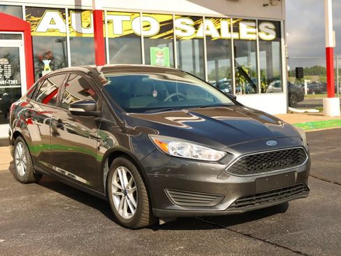 Used 2016 Ford Focus SE w/ SE Power Seat Package FWD image 4