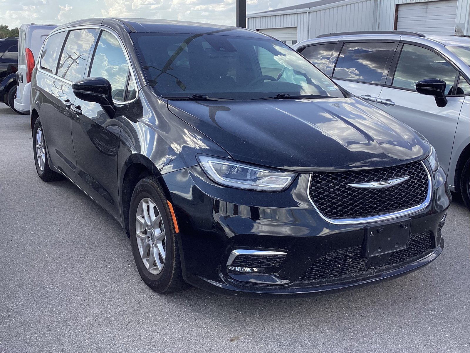 Used 2025 Chrysler Pacifica Select FWD image 2