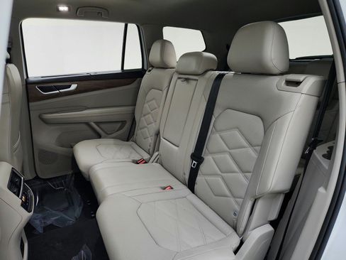 Used 2024 Volkswagen Atlas SE w/ Panoramic Sunroof Package FWD image 28