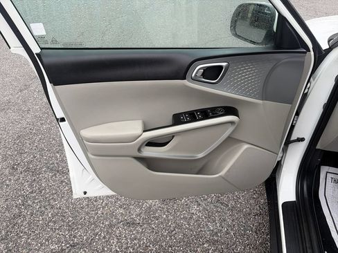 Used 2025 Kia Soul LX w/ LX Technology Package FWD image 11