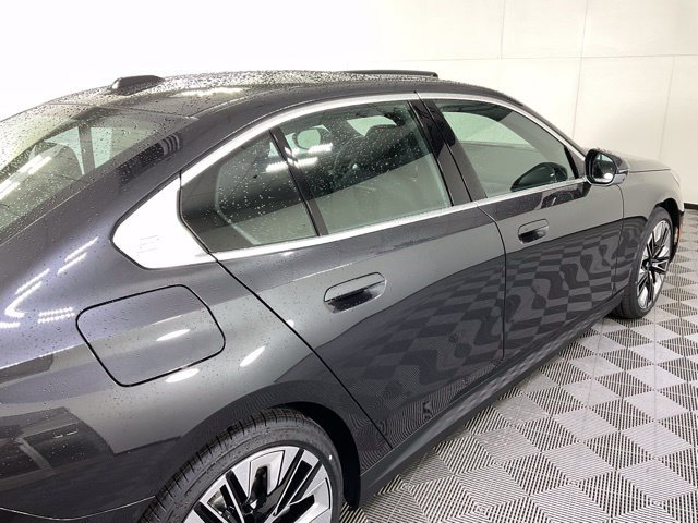 Used 2025 BMW i5 xDrive40 w/ Premium Package AWD/4WD image 9