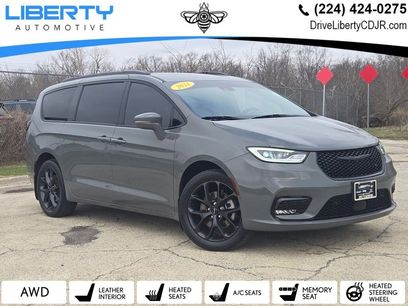 Used 2021 Chrysler Pacifica Limited w/ Uconnect Theater Family Group