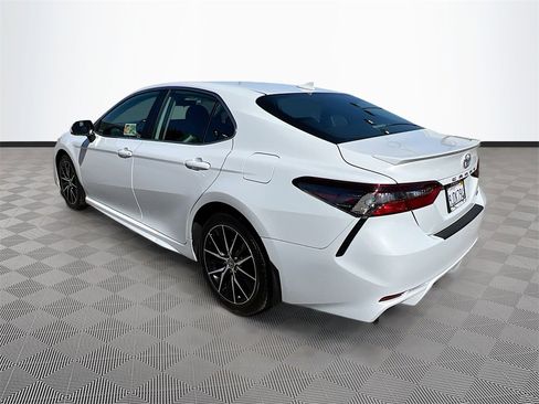 Used 2024 Toyota Camry SE image 5