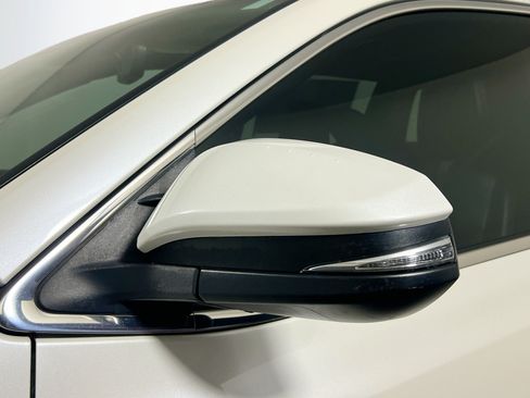 Used 2018 Toyota Highlander SE FWD image 12