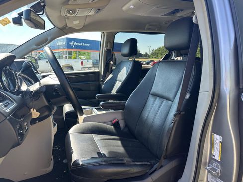 Used 2016 Chrysler Town & Country Touring-L w/ Driver Convenience Group FWD image 6