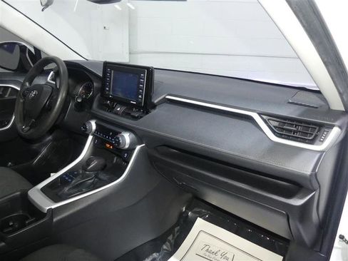 Used 2022 Toyota RAV4 XLE AWD/4WD image 24