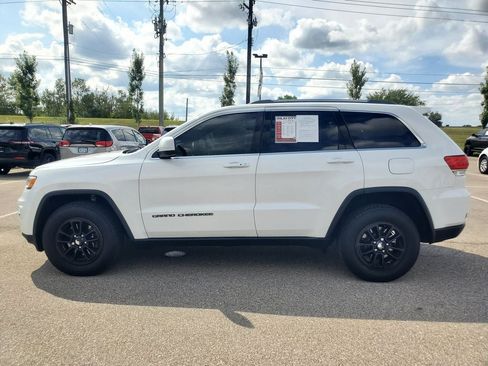 Used 2019 Jeep Grand Cherokee Laredo AWD/4WD image 3