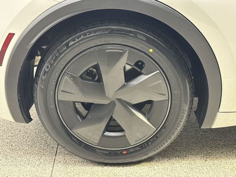 Used 2025 Toyota Prius LE AWD/4WD image 24