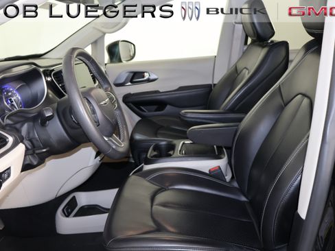 Used 2023 Chrysler Pacifica Touring-L FWD image 8