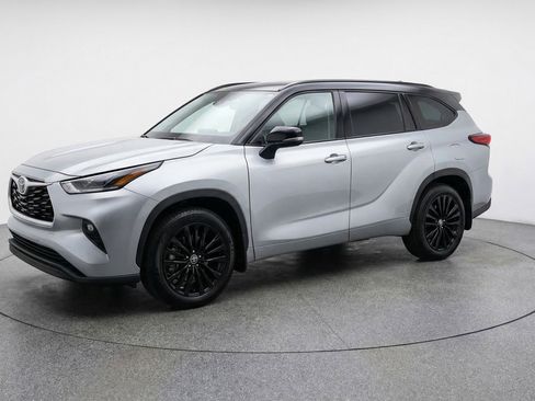 Used 2025 Toyota Highlander XSE image 3