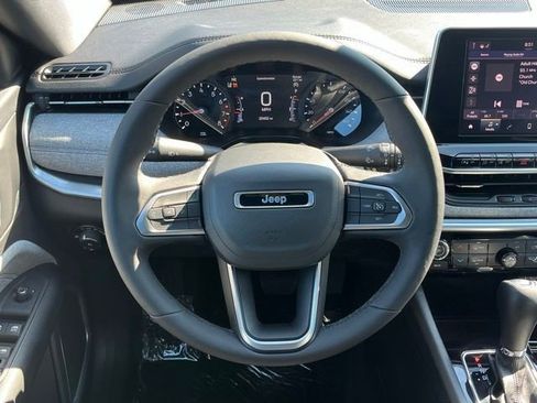 Used 2025 Jeep Compass Latitude AWD/4WD image 11