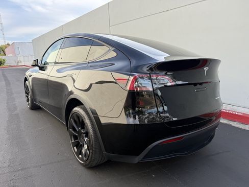 Used 2023 Tesla Model Y AWD image 4