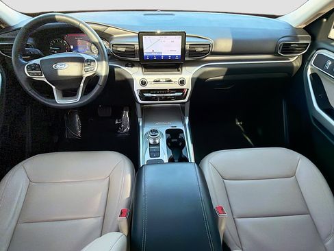 Used 2022 Ford Explorer XLT w/ Equipment Group 202A image 16