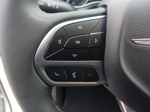 Used 2024 Chrysler Pacifica Touring-L image 31