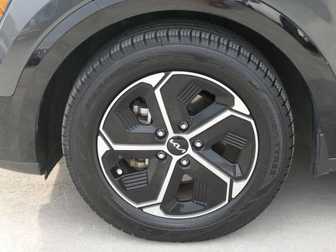 Used 2023 Kia Niro SX image 10