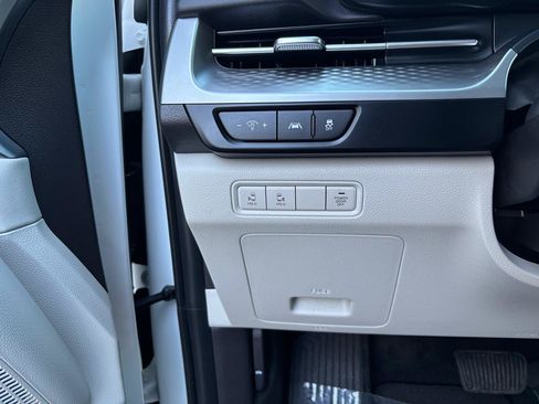 Used 2024 Kia Carnival LX FWD image 15