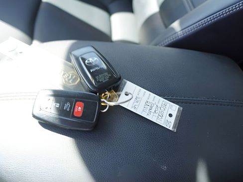 Used 2021 Toyota RAV4 XLE Premium image 2