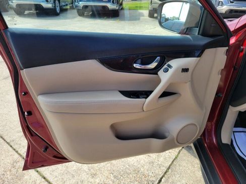 Used 2018 Nissan Rogue SL w/ Premium Package FWD image 24