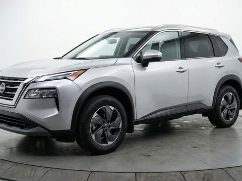 Used 2025 Nissan Rogue SV image 3
