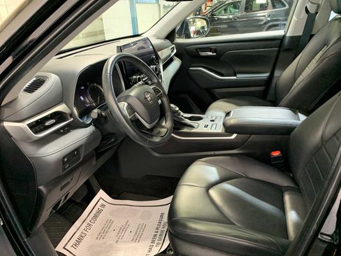 Used 2023 Toyota Highlander XLE image 9