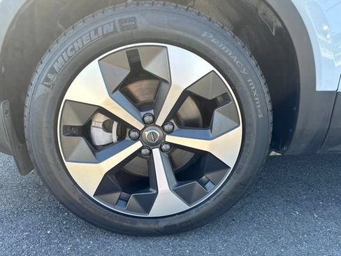 Certified 2025 Volvo XC40 B5 Plus AWD/4WD image 9