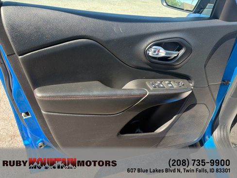 Used 2021 Jeep Cherokee Trailhawk AWD/4WD image 10