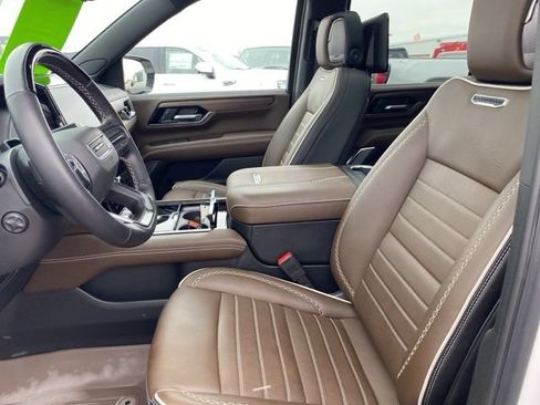 Used 2025 GMC Yukon XL Denali Ultimate w/ LPO, Floor Liner Package AWD/4WD image 18