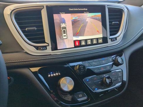 New 2026 Chrysler Pacifica Select image 12