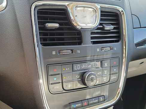 Used 2013 Chrysler Town & Country Touring-L w/ Driver Convenience Group FWD image 16
