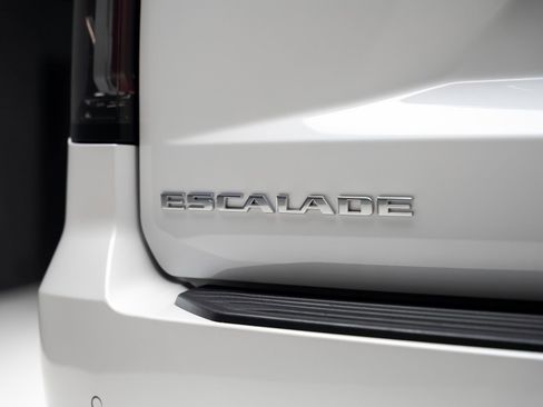 Used 2024 Cadillac Escalade Premium Luxury AWD/4WD image 31